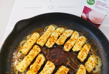 Фото шага рецепта Халуми с карри на сковороде 186513 шаг 5  