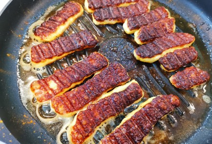 Фото шага рецепта Халуми с карри на сковороде 186513 шаг 6  