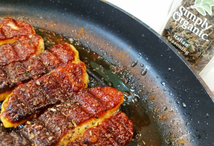 Фото шага рецепта Халуми с карри на сковороде 186513 шаг 7  