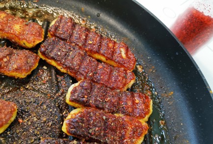 Фото шага рецепта Халуми с карри на сковороде 186513 шаг 8  