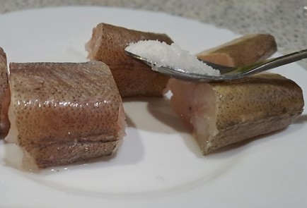 Фото шага рецепта Хек без муки на сковороде 189937 шаг 4  