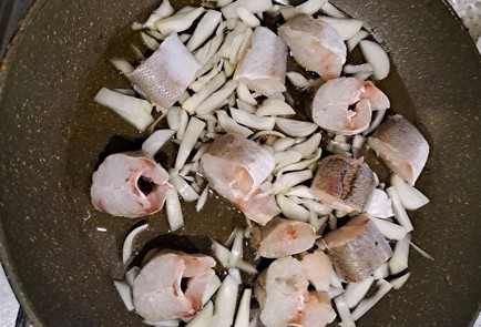 Фото шага рецепта Хек без муки на сковороде 189937 шаг 6  