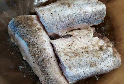 Фото шага рецепта Хек с хрустящей корочкой 188571 шаг 5