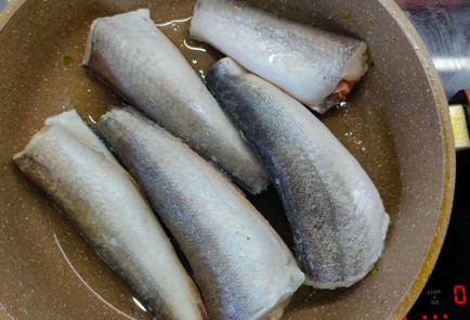 Фото шага рецепта Хек с луком в молоке 175458 шаг 2  