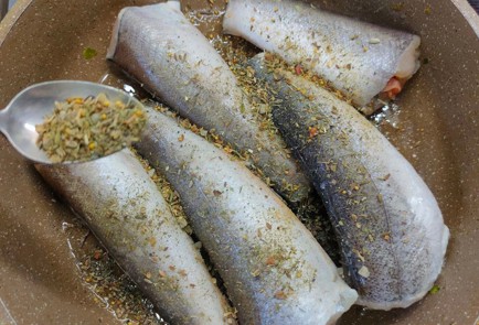 Фото шага рецепта Хек с луком в молоке 175458 шаг 3  