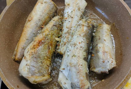 Фото шага рецепта Хек с луком в молоке 175458 шаг 4  