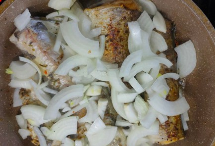 Фото шага рецепта Хек с луком в молоке 175458 шаг 7  