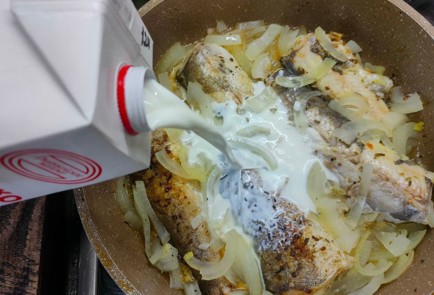 Фото шага рецепта Хек с луком в молоке 175458 шаг 8  