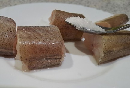 Фото шага рецепта Хек с овощами и зеленью в духовке 189928 шаг 4  