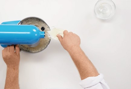 Фото шага рецепта Хлеб из двух злаков с пахтой 80836 шаг 2  