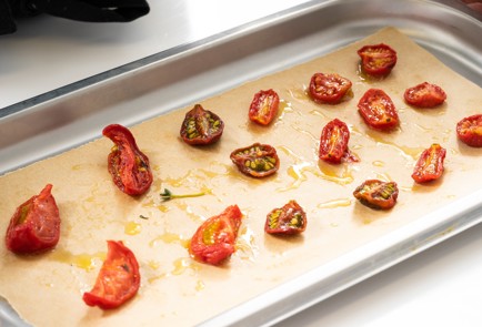 Фото шага рецепта Хлеб масло и помидоры 139620 шаг 1  