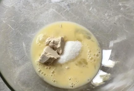 Фото шага рецепта Хлеб с чесноком и луком 174358 шаг 2  