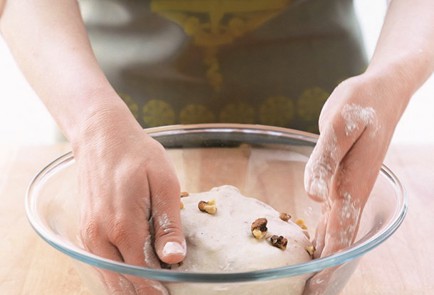 Фото шага рецепта Хлеб с горгонзолой и грецким орехом 125386 шаг 2  