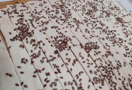 Фото шага рецепта Хлебные палочки с сыром и семенами льна 190487 шаг 5  