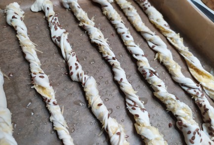 Фото шага рецепта Хлебные палочки с сыром и семенами льна 190487 шаг 7  