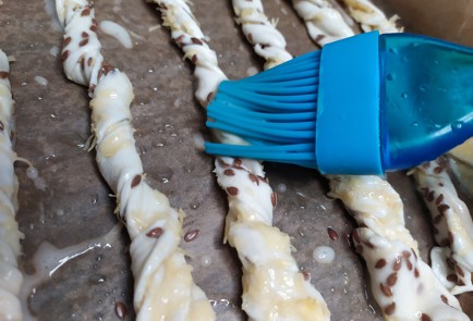 Фото шага рецепта Хлебные палочки с сыром и семенами льна 190487 шаг 8  