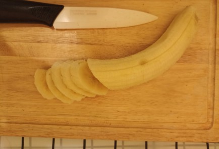 Фото шага рецепта Простой горячий бутерброд в вафельнице 190935 шаг 2