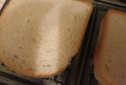 Фото шага рецепта Простой горячий бутерброд в вафельнице 190935 шаг 6