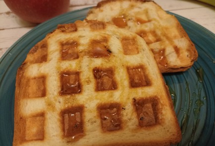 Фото шага рецепта Простой горячий бутерброд в вафельнице 190935 шаг 7