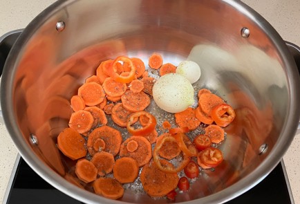 Фото шага рецепта Холодец с острыми перчиками черри 175109 шаг 5  