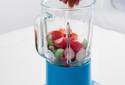 Фото шага рецепта Холодный суп из редиски и молока 22091 шаг 1  