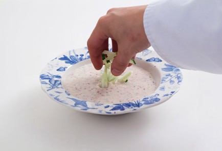 Фото шага рецепта Холодный суп из редиски и молока 22091 шаг 2  