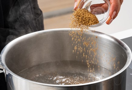 Фото шага рецепта Холодный мисосуп с лососем шиитаке и бобами эдамамэ 186656 шаг 2  