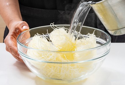 Фото шага рецепта Холодный мисосуп с лососем шиитаке и бобами эдамамэ 186656 шаг 5  