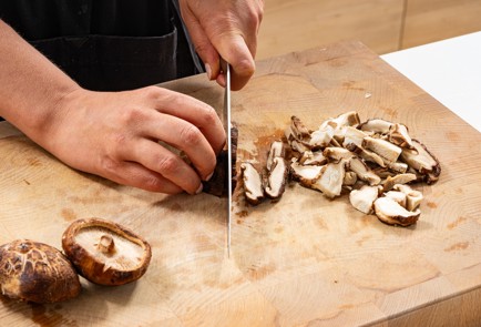 Фото шага рецепта Холодный мисосуп с лососем шиитаке и бобами эдамамэ 186656 шаг 6  