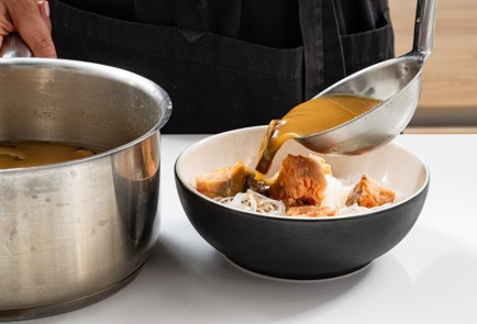 Фото шага рецепта Холодный мисосуп с лососем шиитаке и бобами эдамамэ 186656 шаг 9  