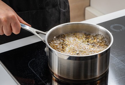 Фото шага рецепта Холодный суп с чечевицей орехами и редиской 175582 шаг 2  