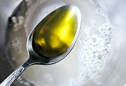 Фото шага рецепта Хрустящая фокачча с розмарином 190028 шаг 2  