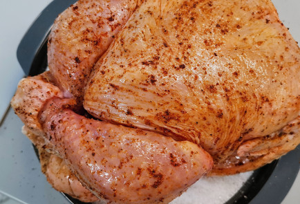 Фото шага рецепта Хрустящая курочка запеченная на соли с чесноком и специями 151997 шаг 4  