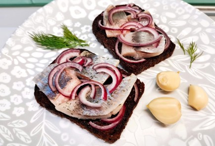 Фото шага рецепта Хрустящие бутерброды с селедкой 176207 шаг 10  