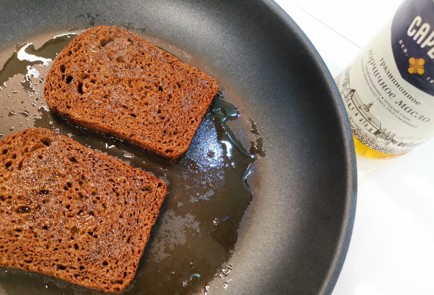 Фото шага рецепта Хрустящие бутерброды с селедкой 176207 шаг 5  