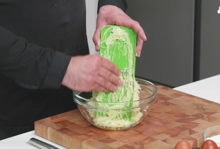 Фото шага рецепта Хрустящие драники 189538 шаг 2  