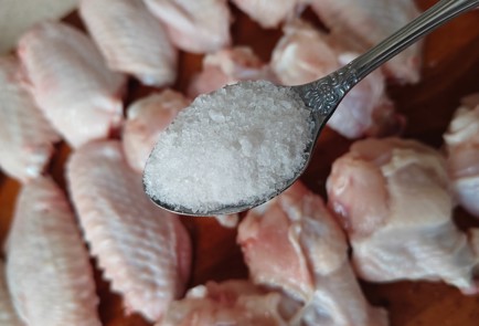 Фото шага рецепта Хрустящие куриные крылышки 175452 шаг 4  