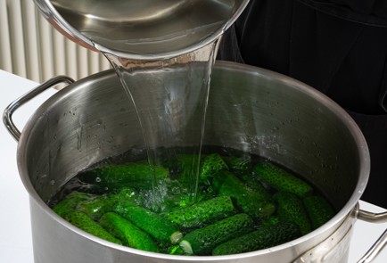 Фото шага рецепта Хрустящие маринованные огурцы 174039 шаг 4  