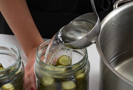 Фото шага рецепта Хрустящие маринованные огурцы 174039 шаг 8  