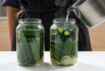 Фото шага рецепта Хрустящие огурцы с уксусом на зиму 190150 шаг 7  