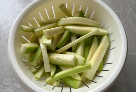 Фото шага рецепта Хрустящие палочки из кабачка в духовке 174082 шаг 4  