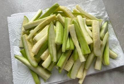 Фото шага рецепта Хрустящие палочки из кабачка в духовке 174082 шаг 5  