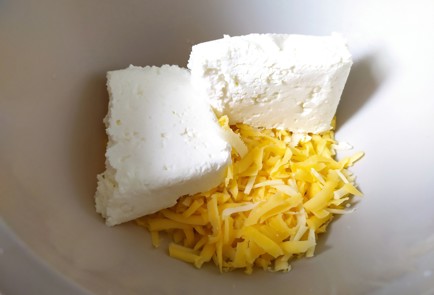 Фото шага рецепта Хрустящие рулетики из лаваша с сыром 189280 шаг 2  