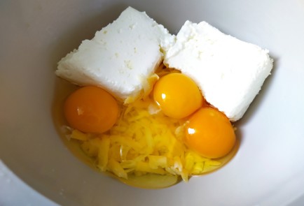 Фото шага рецепта Хрустящие рулетики из лаваша с сыром 189280 шаг 3  