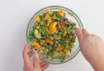 Фото шага рецепта Хрустящие рыбные тако с сальсой из манго 57937 шаг 3  