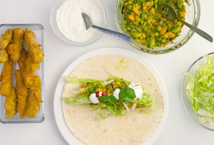 Фото шага рецепта Хрустящие рыбные тако с сальсой из манго 57937 шаг 6  