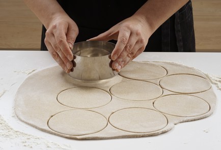 Фото шага рецепта Хрустящие ржаные пирожки с печенью трески 153083 шаг 10  