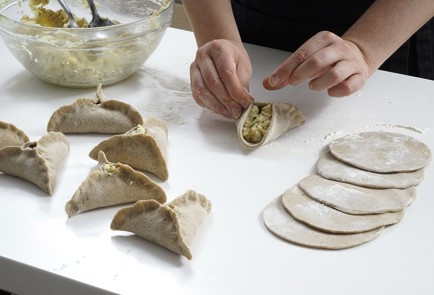 Фото шага рецепта Хрустящие ржаные пирожки с печенью трески 153083 шаг 11  