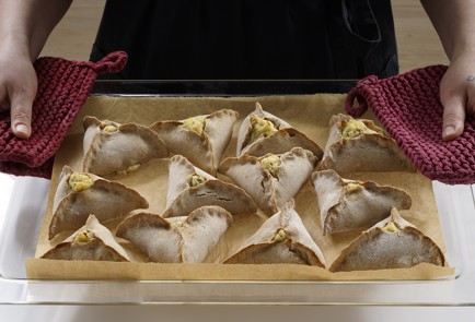 Фото шага рецепта Хрустящие ржаные пирожки с печенью трески 153083 шаг 12  