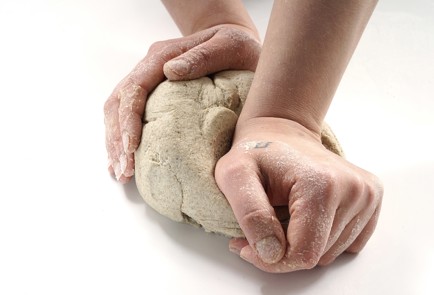 Фото шага рецепта Хрустящие ржаные пирожки с печенью трески 153083 шаг 4  